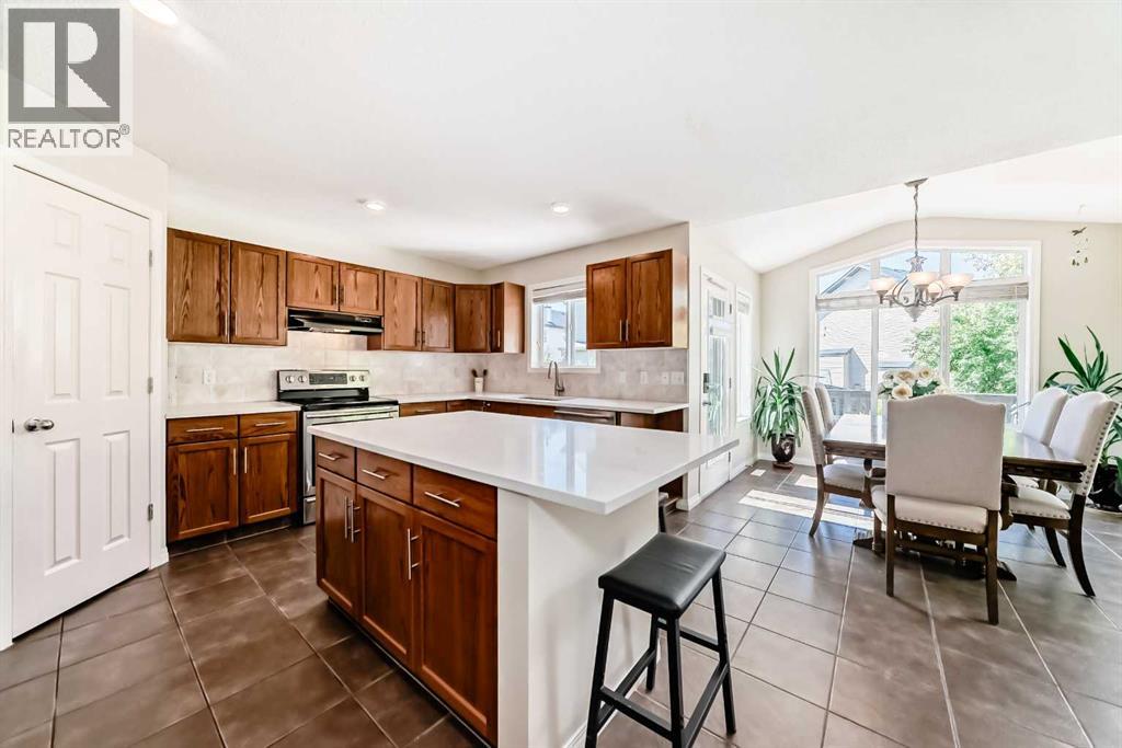 Photo 7 of 108 Weston Manor Sw, Calgary AB