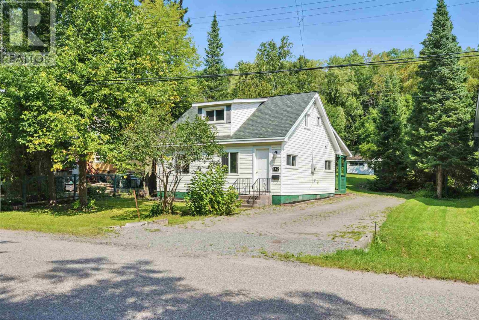 Photo 2 of 142 St Patrick St, Sault Ste Marie ON