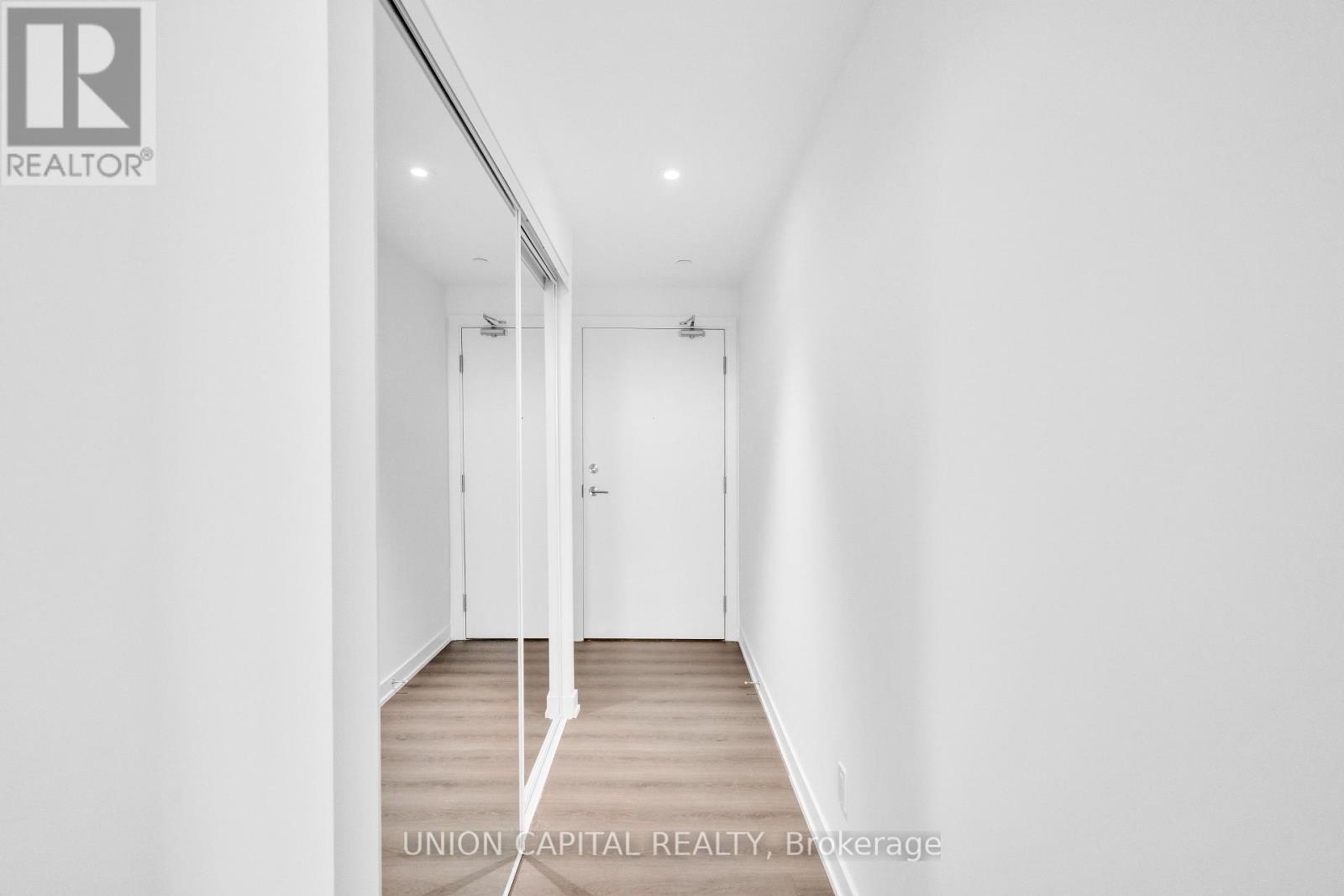 Photo 5 of Lph 02 8 Wellesley St W Street, Toronto ON