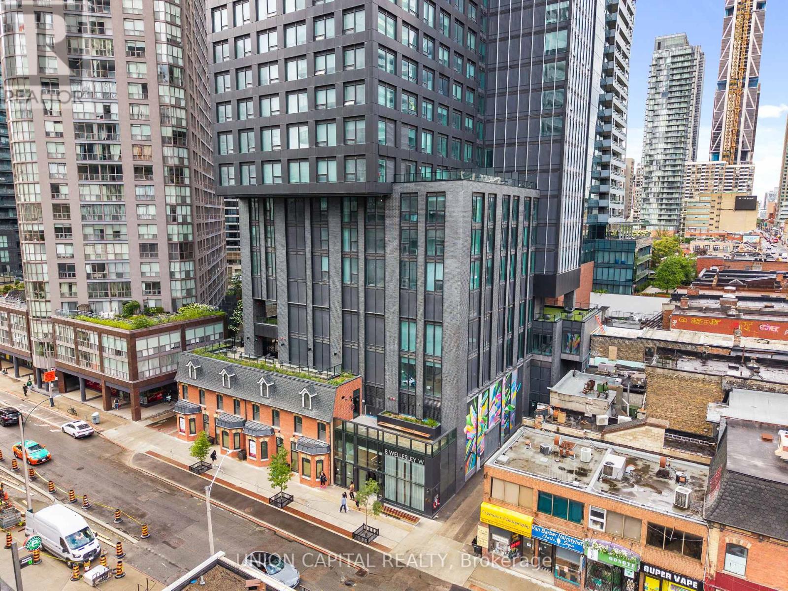 Photo 4 of Lph 02 8 Wellesley St W Street, Toronto ON