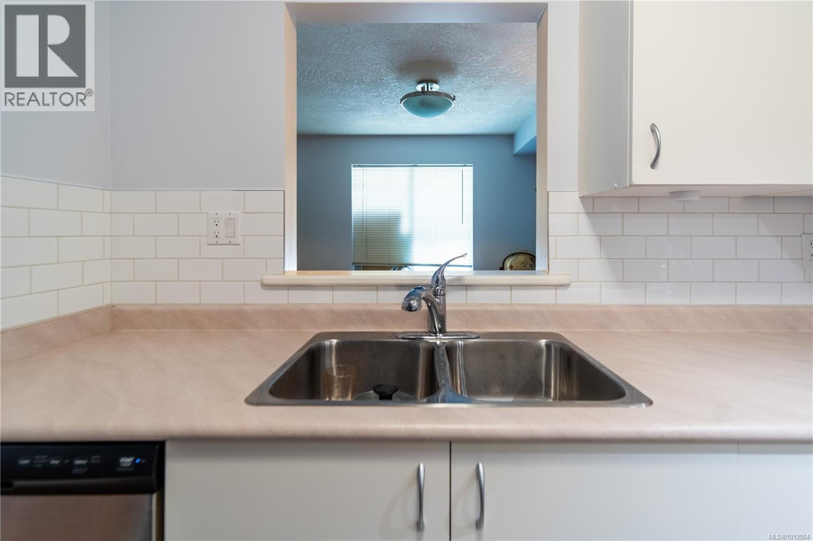 304 832 Fisgard Street, Victoria