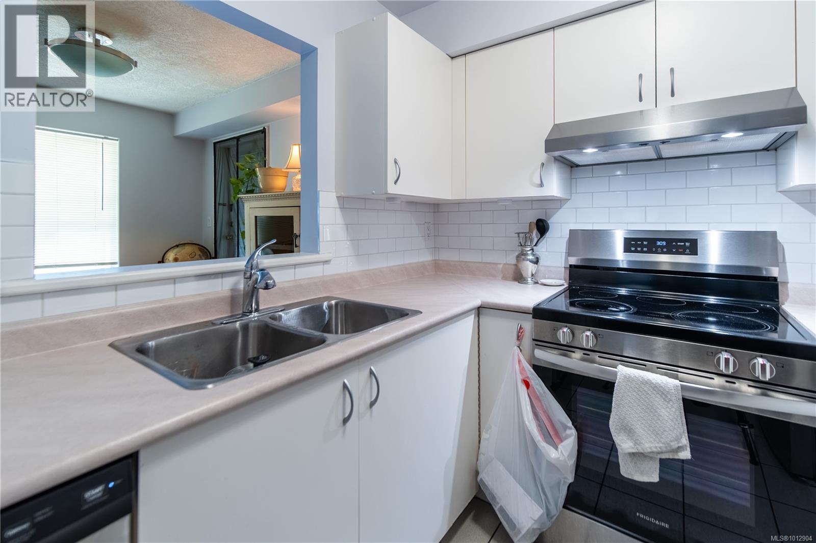 304 832 Fisgard Street, Victoria
