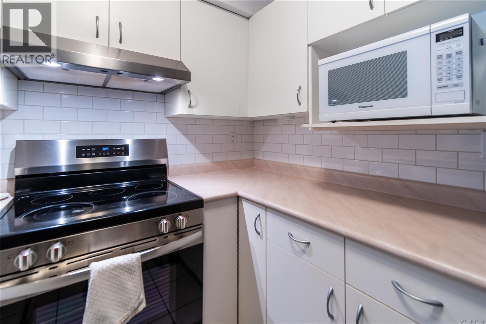 304 832 Fisgard Street, Victoria