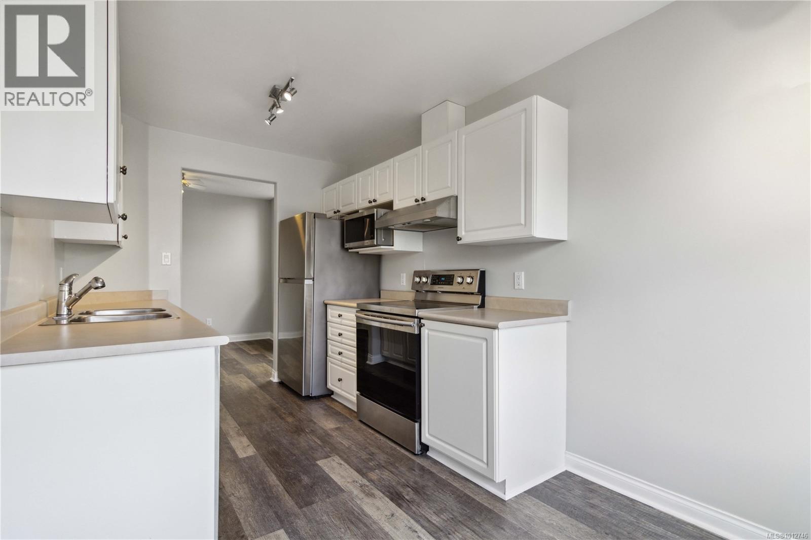 Photo 14 of 406 1580 Christmas Ave, Saanich BC