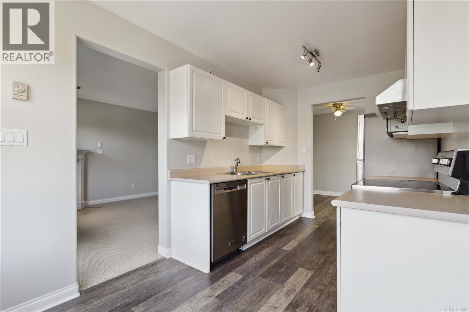 Photo 15 of 406 1580 Christmas Ave, Saanich BC