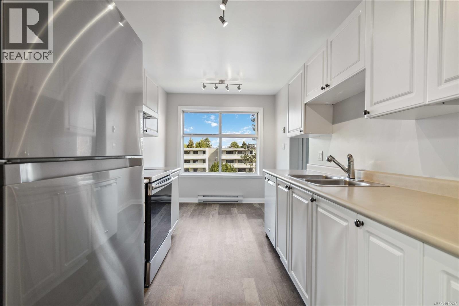 Photo 4 of 406 1580 Christmas Ave, Saanich BC