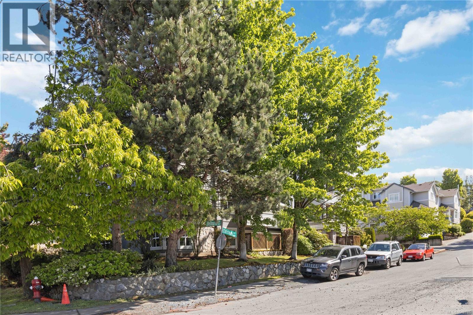 Photo 9 of 406 1580 Christmas Ave, Saanich BC