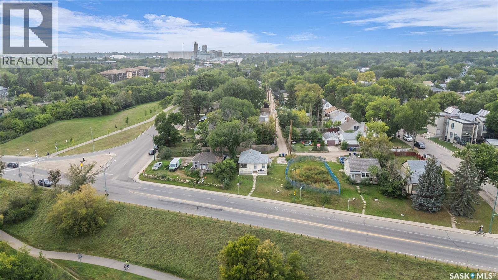 Photo 2 of 1203 Spadina Crescent E, Saskatoon SK