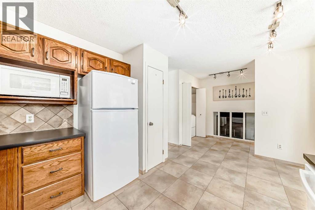 Photo 6 of 139 Stratton Crescent Sw, Calgary AB