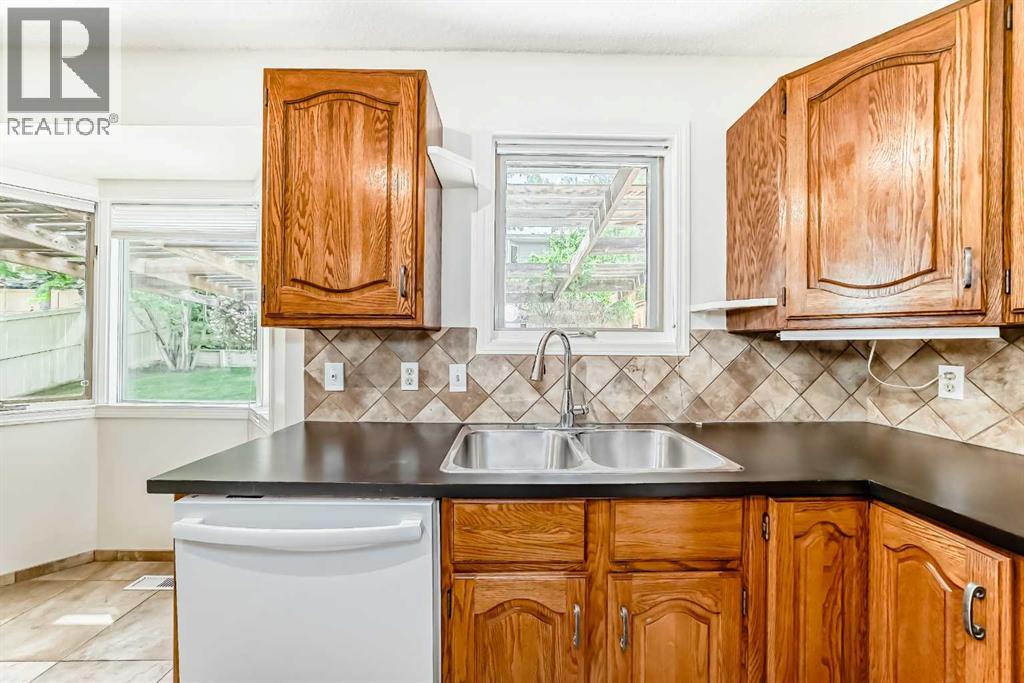 Photo 8 of 139 Stratton Crescent Sw, Calgary AB