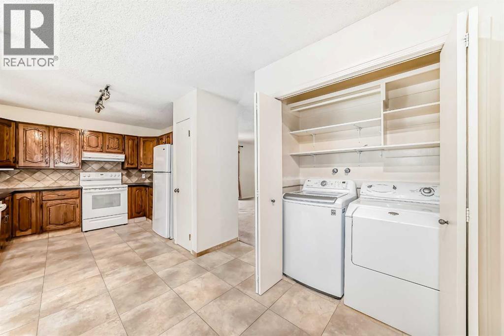 Photo 9 of 139 Stratton Crescent Sw, Calgary AB