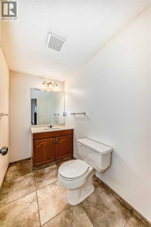 Photo 18 of 139 Stratton Crescent Sw, Calgary AB