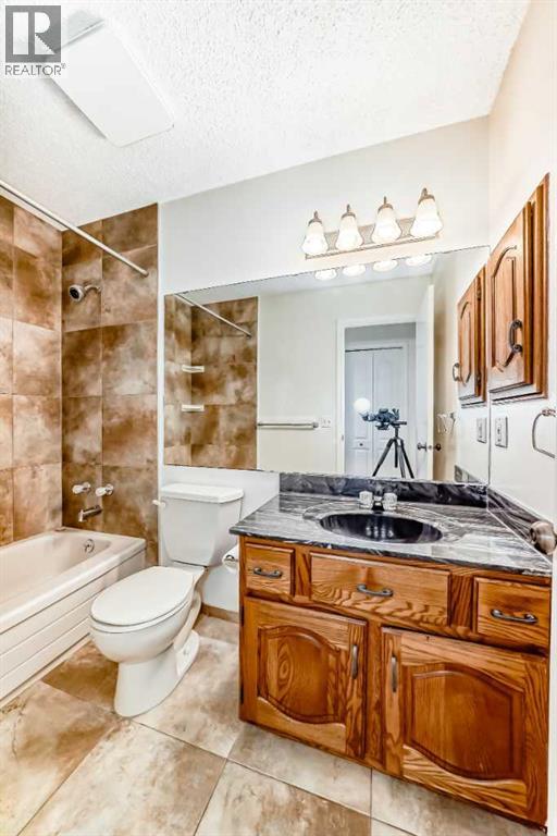 Photo 17 of 139 Stratton Crescent Sw, Calgary AB