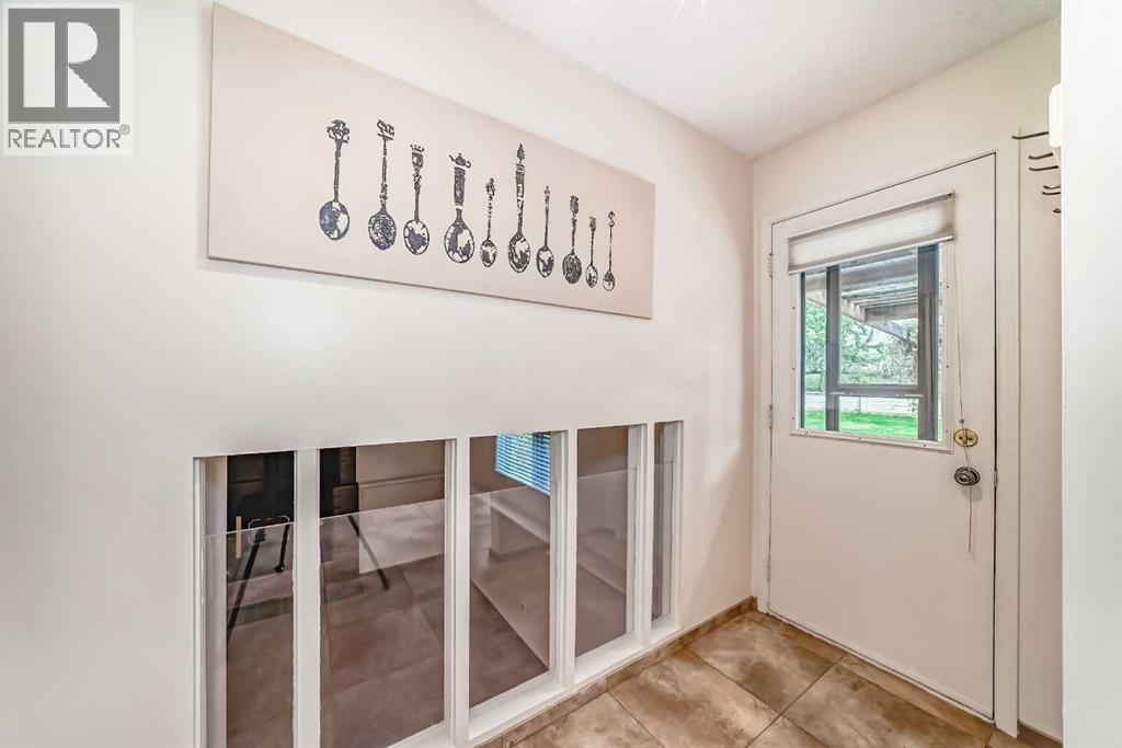 Photo 22 of 139 Stratton Crescent Sw, Calgary AB