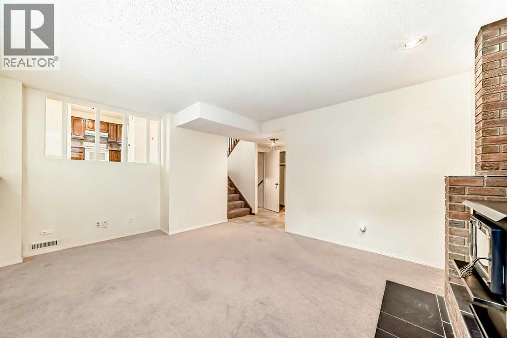 Photo 20 of 139 Stratton Crescent Sw, Calgary AB