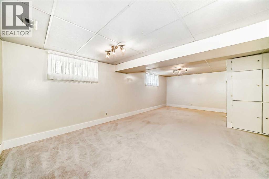 Photo 23 of 139 Stratton Crescent Sw, Calgary AB