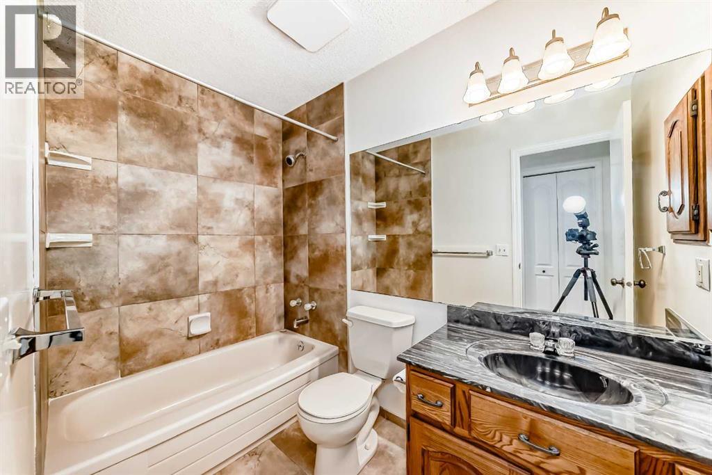 Photo 16 of 139 Stratton Crescent Sw, Calgary AB
