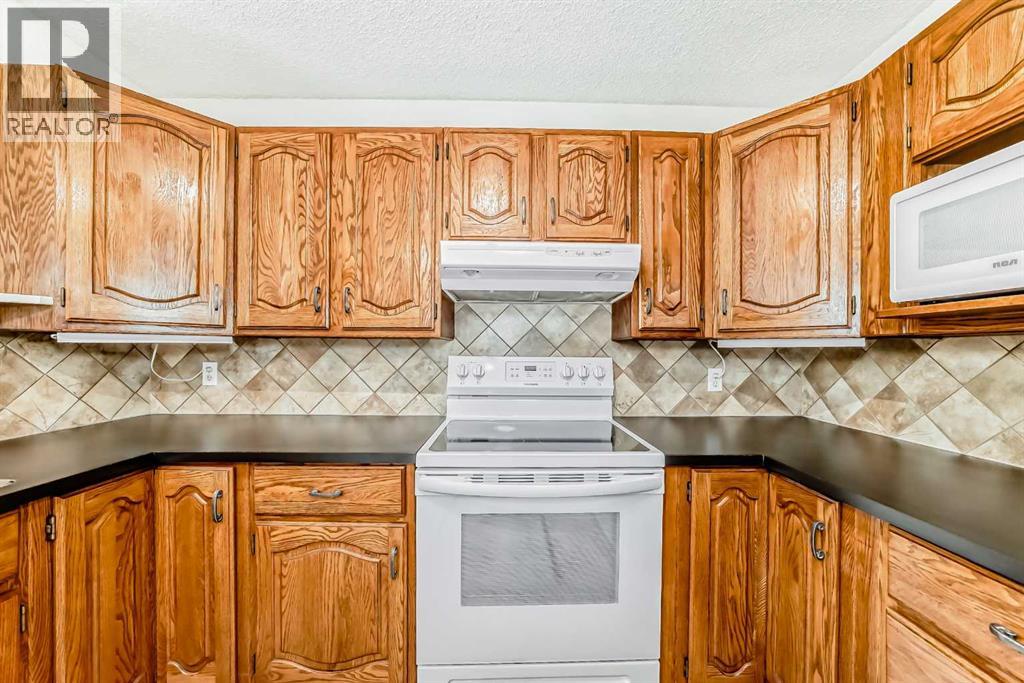 Photo 7 of 139 Stratton Crescent Sw, Calgary AB