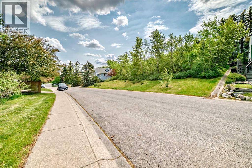 Photo 38 of 139 Stratton Crescent Sw, Calgary AB