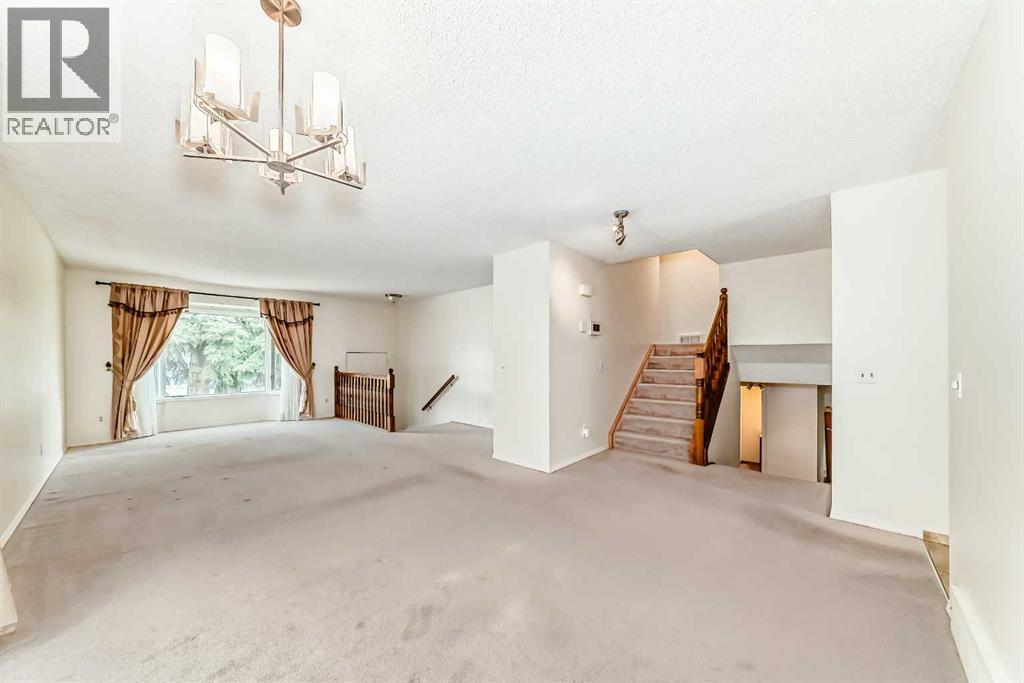Photo 10 of 139 Stratton Crescent Sw, Calgary AB