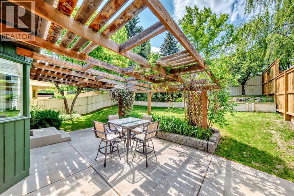 Photo 28 of 139 Stratton Crescent Sw, Calgary AB