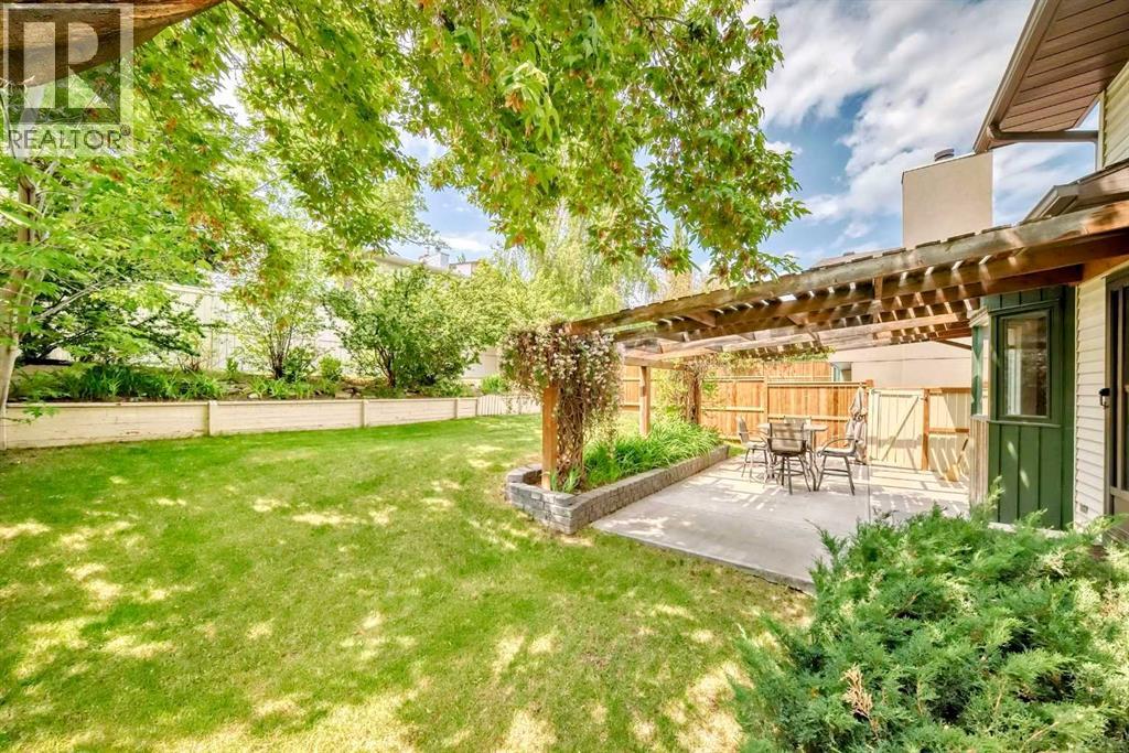 Photo 32 of 139 Stratton Crescent Sw, Calgary AB