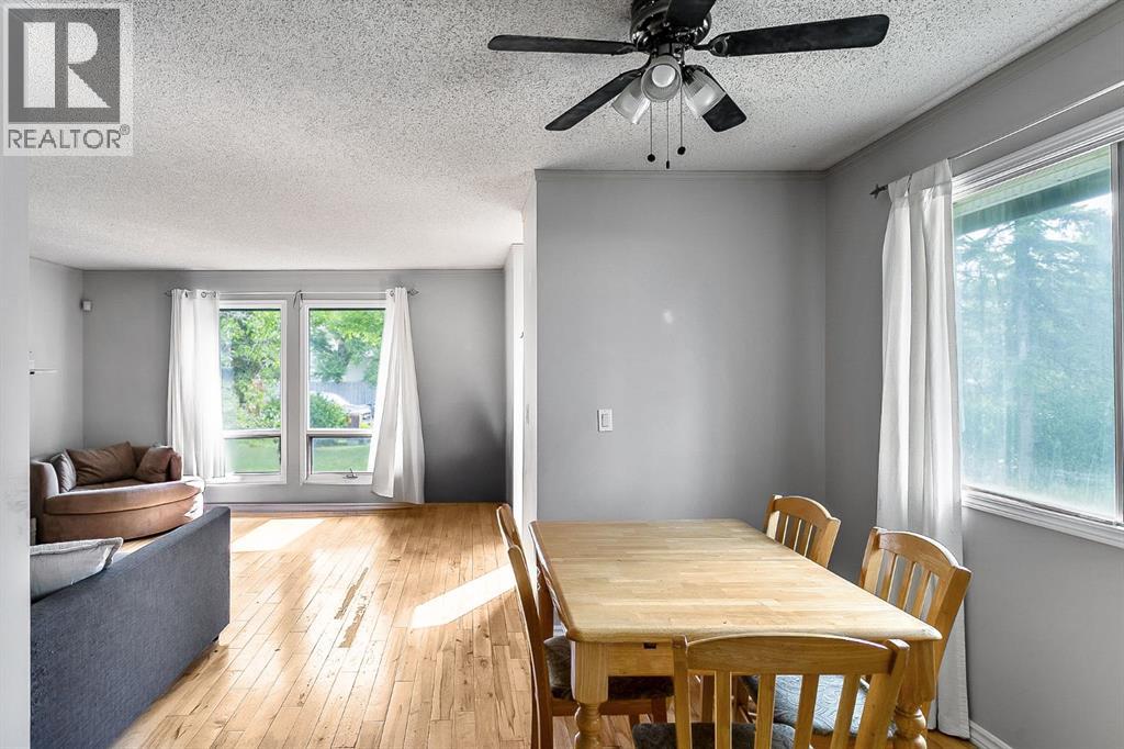Photo 11 of 39 Edgeburn Crescent Nw, Calgary AB