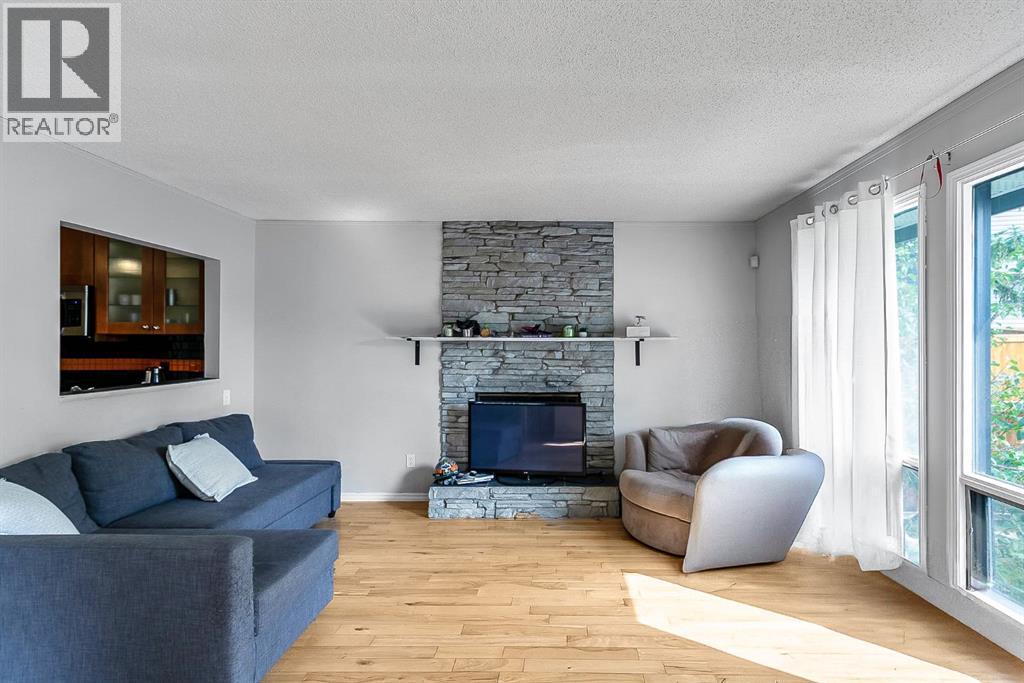 Photo 5 of 39 Edgeburn Crescent Nw, Calgary AB