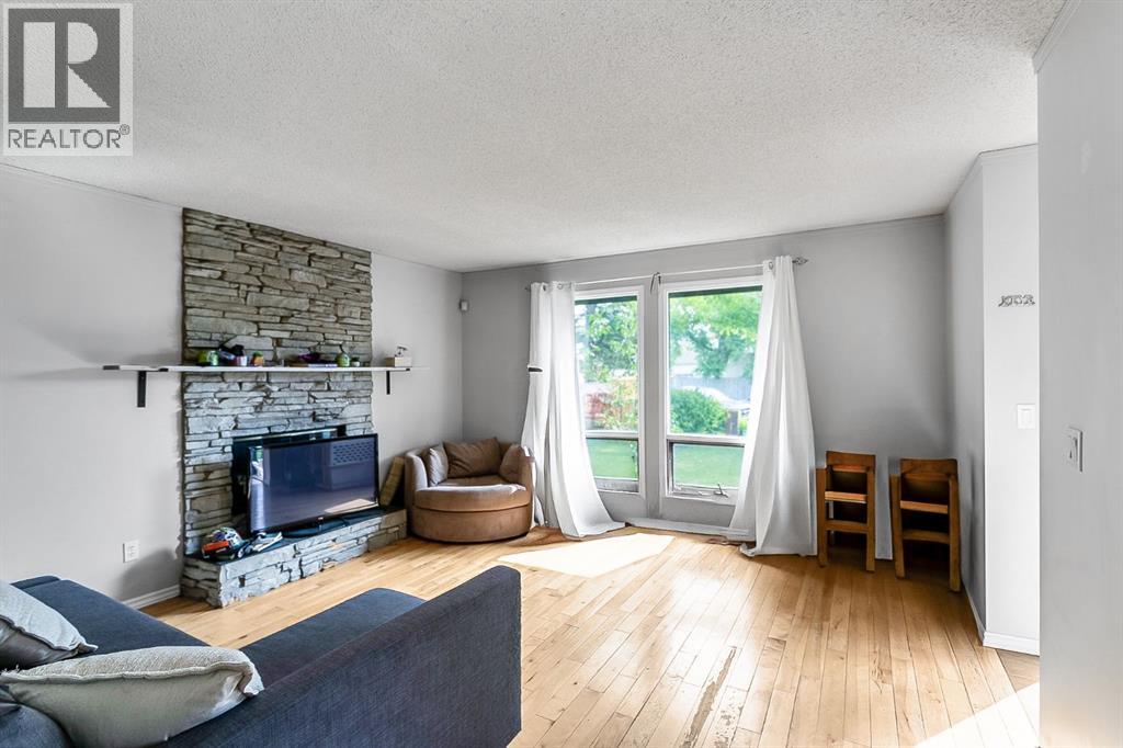 Photo 7 of 39 Edgeburn Crescent Nw, Calgary AB