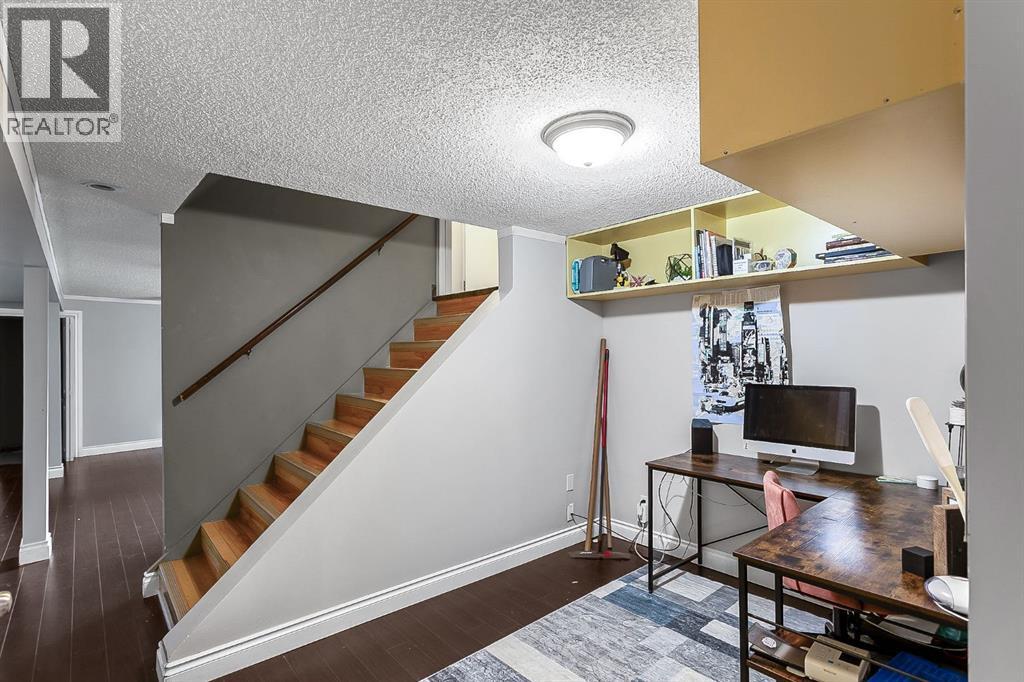 Photo 33 of 39 Edgeburn Crescent Nw, Calgary AB