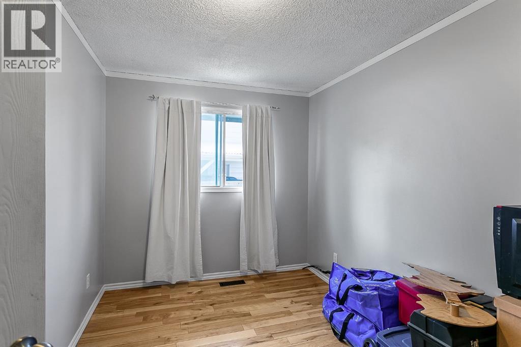 Photo 21 of 39 Edgeburn Crescent Nw, Calgary AB