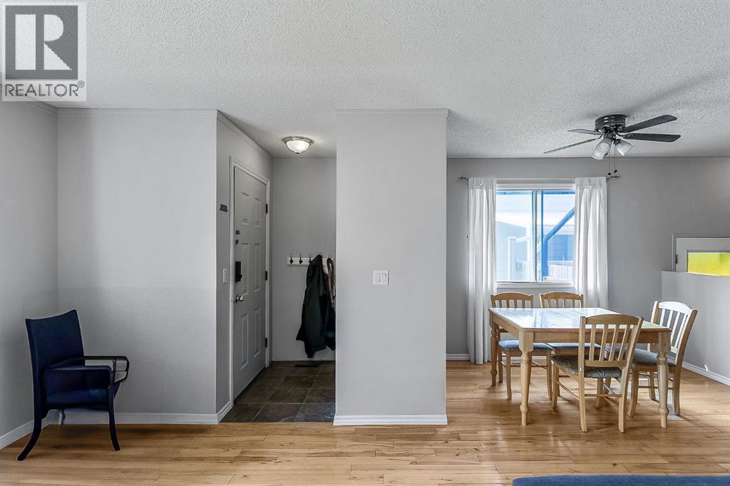 Photo 4 of 39 Edgeburn Crescent Nw, Calgary AB