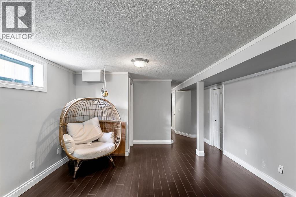Photo 24 of 39 Edgeburn Crescent Nw, Calgary AB