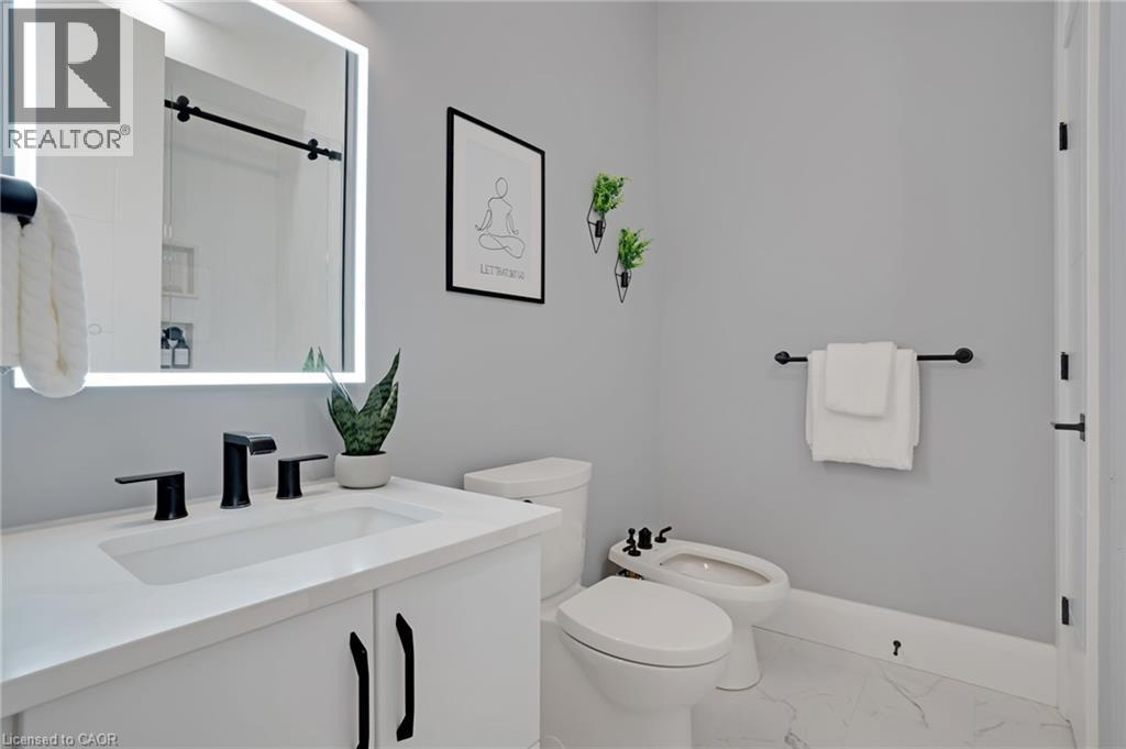 Photo 16 of 34 Woodcrest Court, Kitchener ON