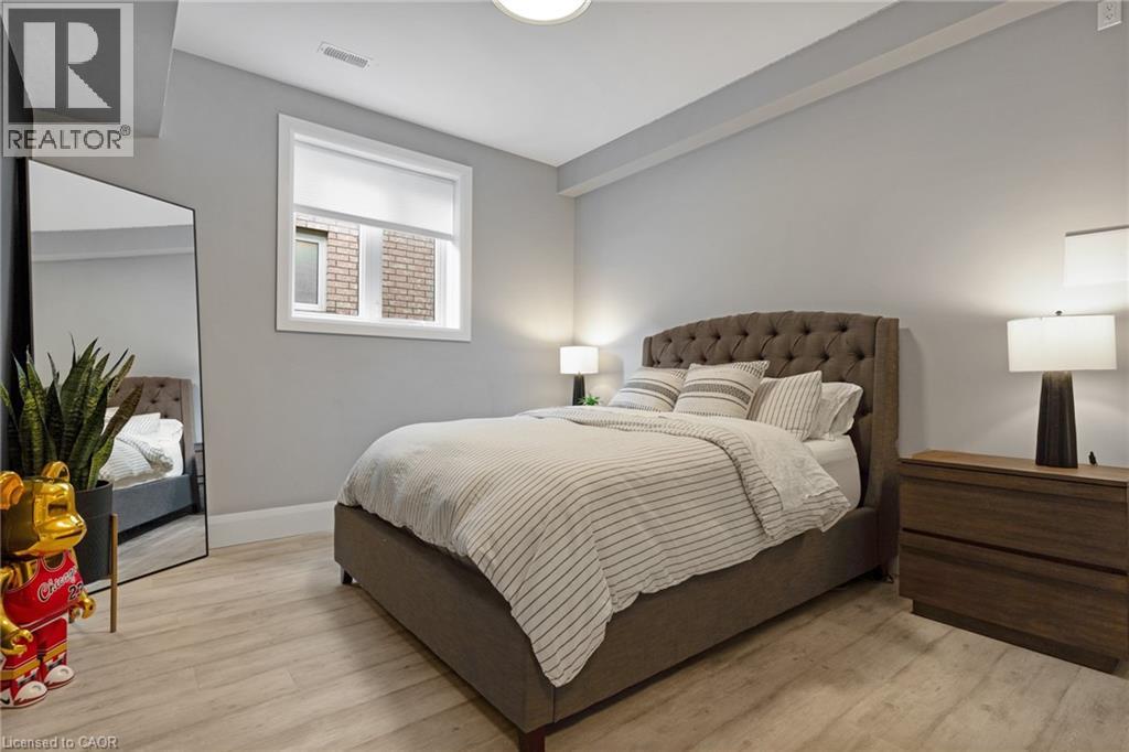 Photo 27 of 34 Woodcrest Court, Kitchener ON
