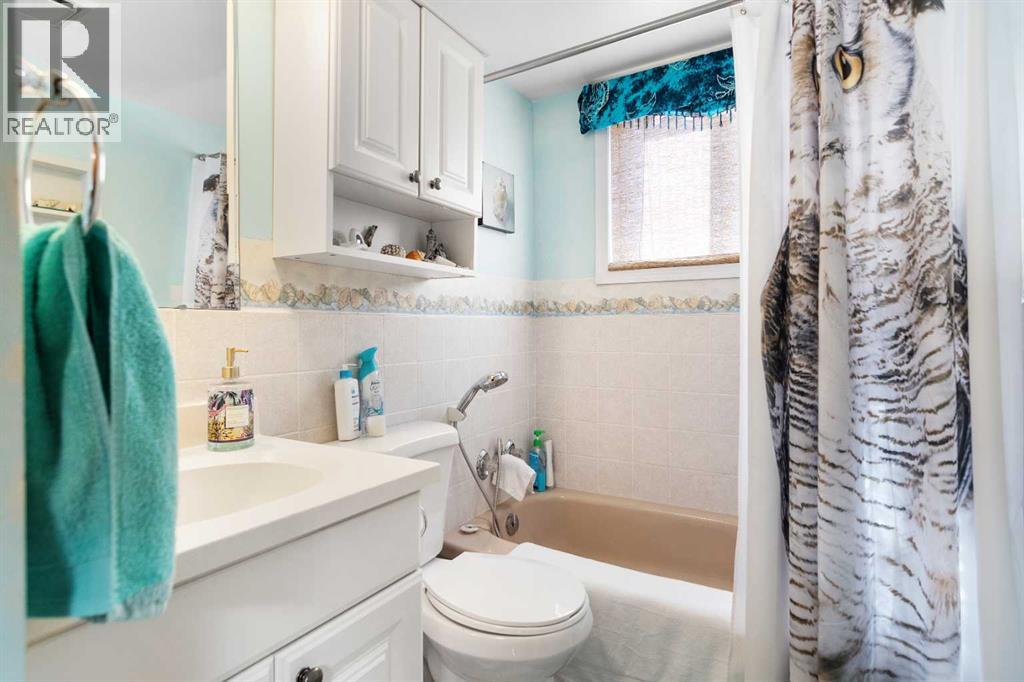 Photo 15 of 5014 43 Street, Sylvan Lake AB