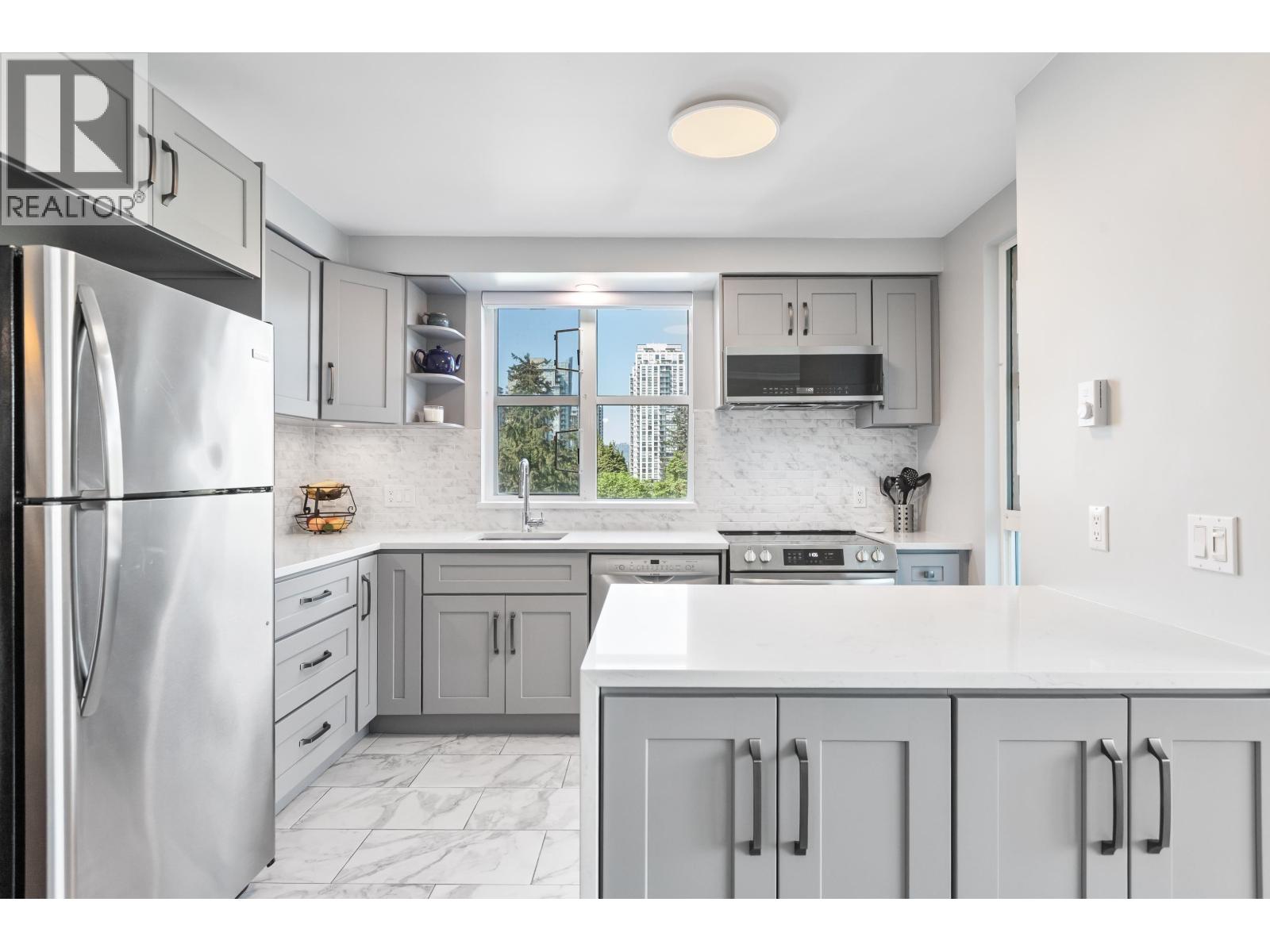 Photo 8 of 601 3071 Glen Drive, Coquitlam BC