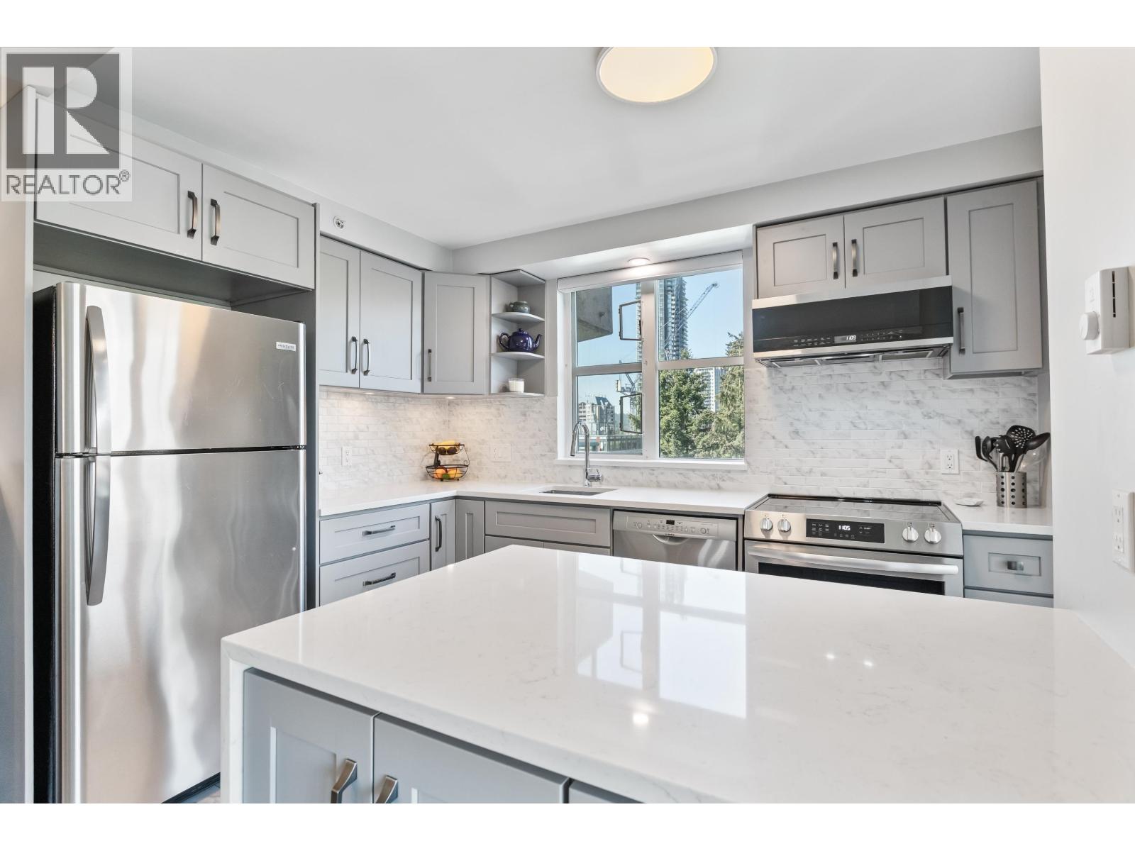 Photo 9 of 601 3071 Glen Drive, Coquitlam BC