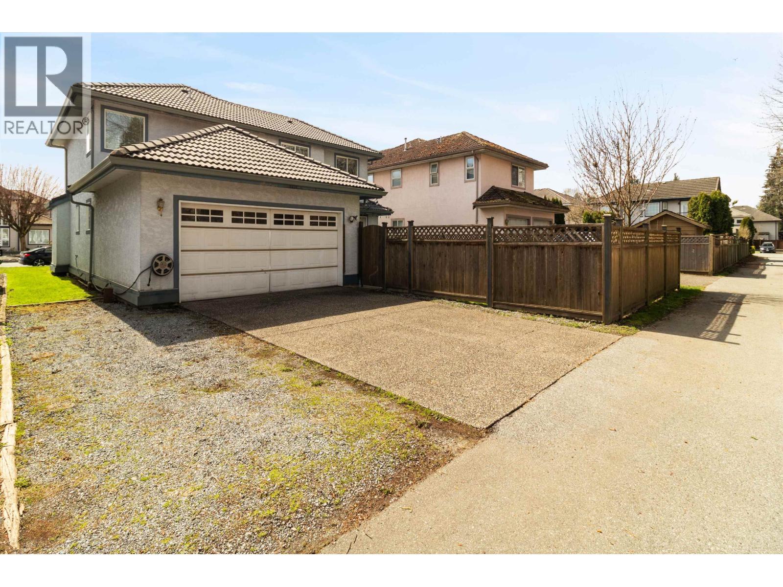 Photo 2 of 939 Riverside Drive, Port Coquitlam BC