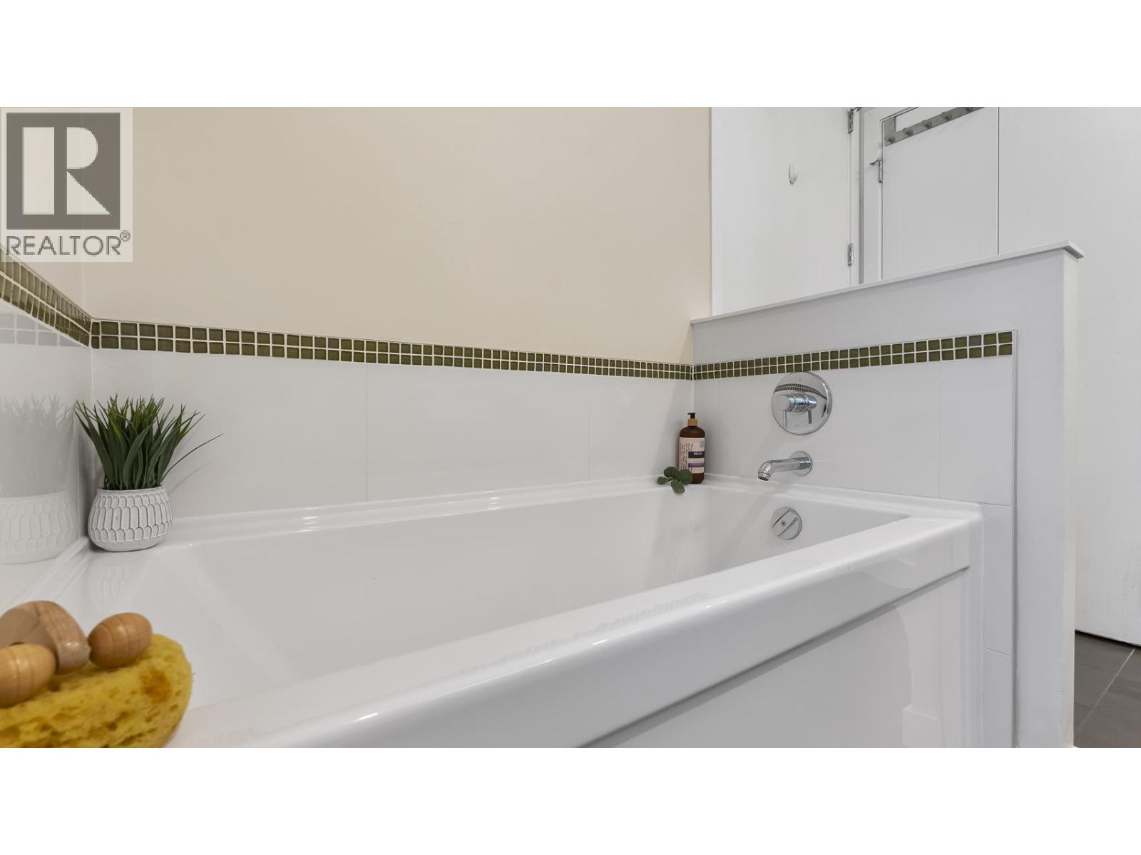 Photo 17 of 705 1205 Howe Street, Vancouver BC