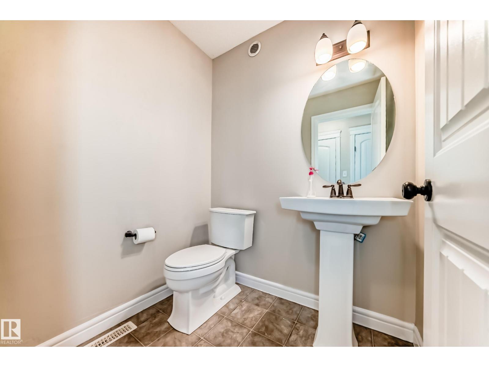 Photo 17 of 1553 33 A St Nw Nw, Edmonton AB