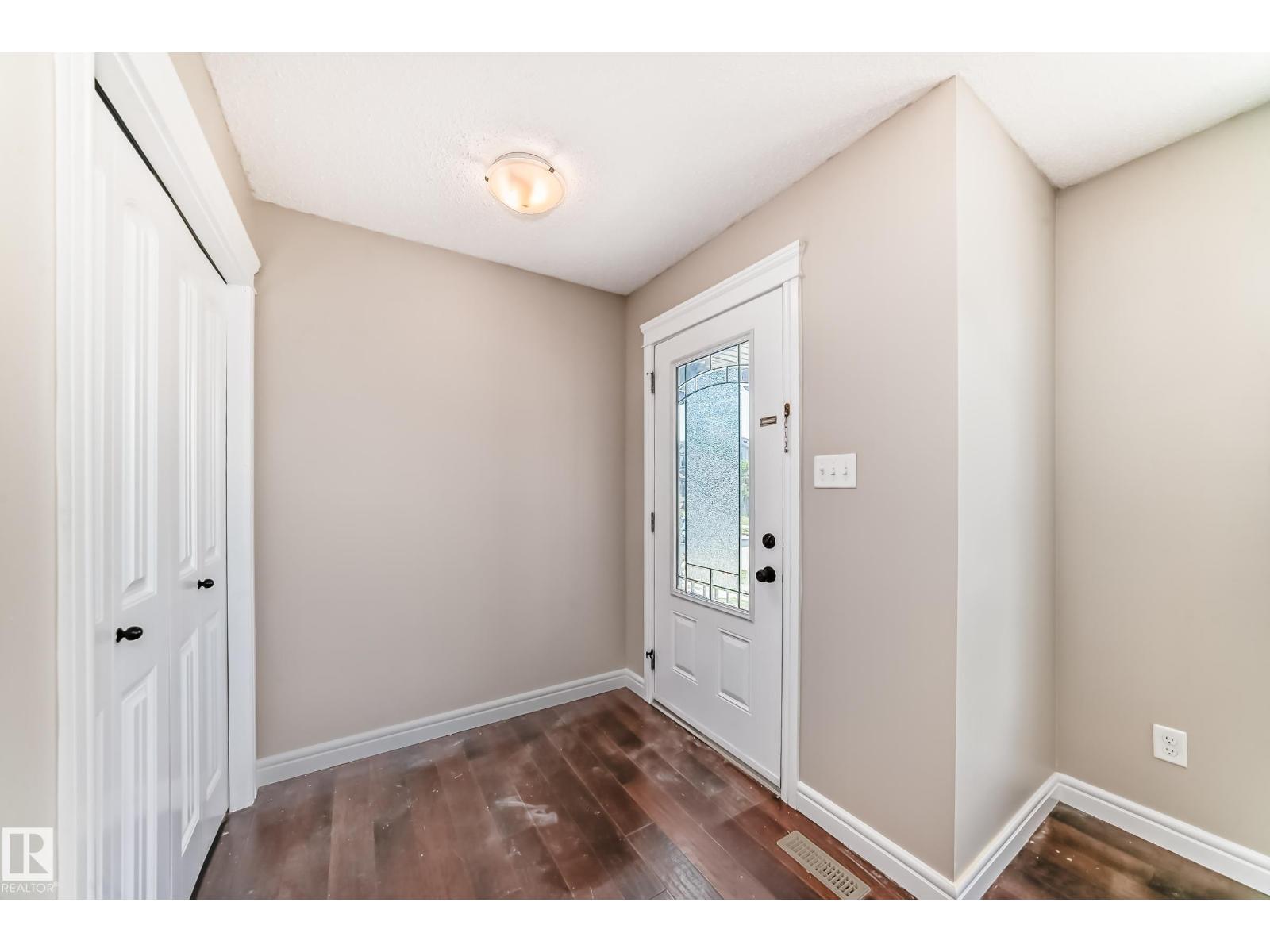 Photo 2 of 1553 33 A St Nw Nw, Edmonton AB