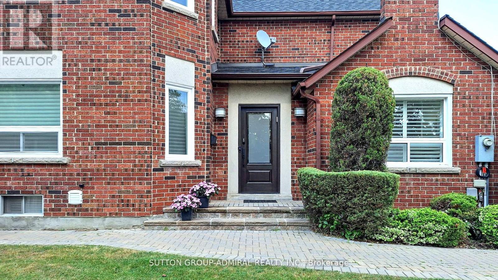 Photo 10 of 122 Edmund Seager Drive, Vaughan ON