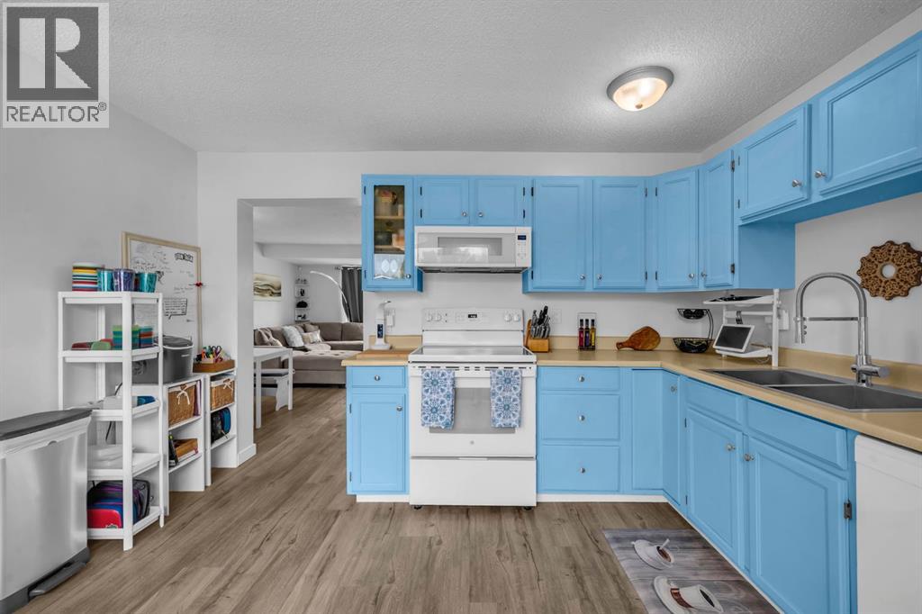 Photo 14 of 30 Sunhurst Crescent Se, Calgary AB