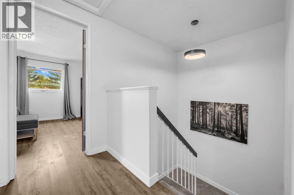 Photo 19 of 30 Sunhurst Crescent Se, Calgary AB