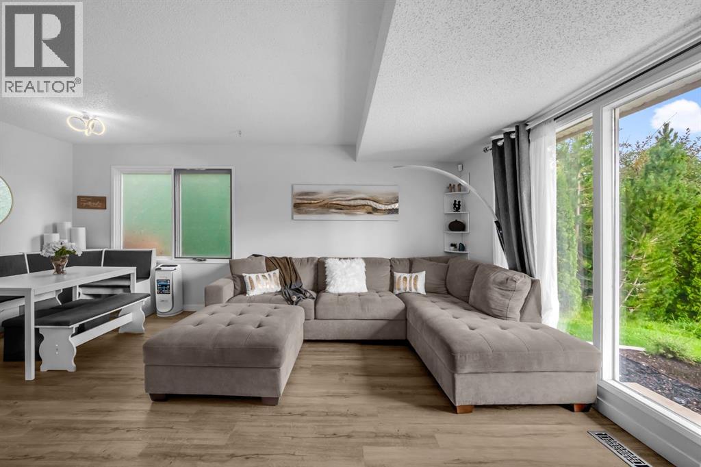 Photo 7 of 30 Sunhurst Crescent Se, Calgary AB