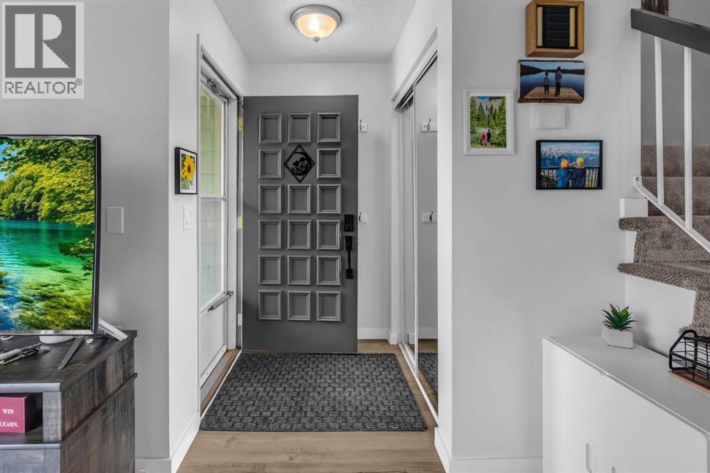 Photo 6 of 30 Sunhurst Crescent Se, Calgary AB