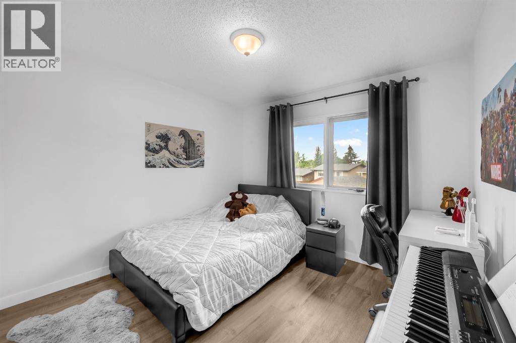 Photo 20 of 30 Sunhurst Crescent Se, Calgary AB