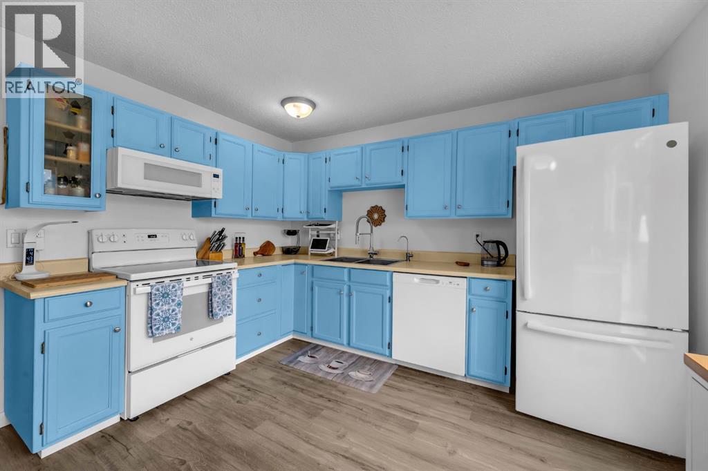 Photo 15 of 30 Sunhurst Crescent Se, Calgary AB