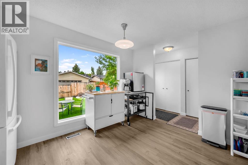 Photo 16 of 30 Sunhurst Crescent Se, Calgary AB